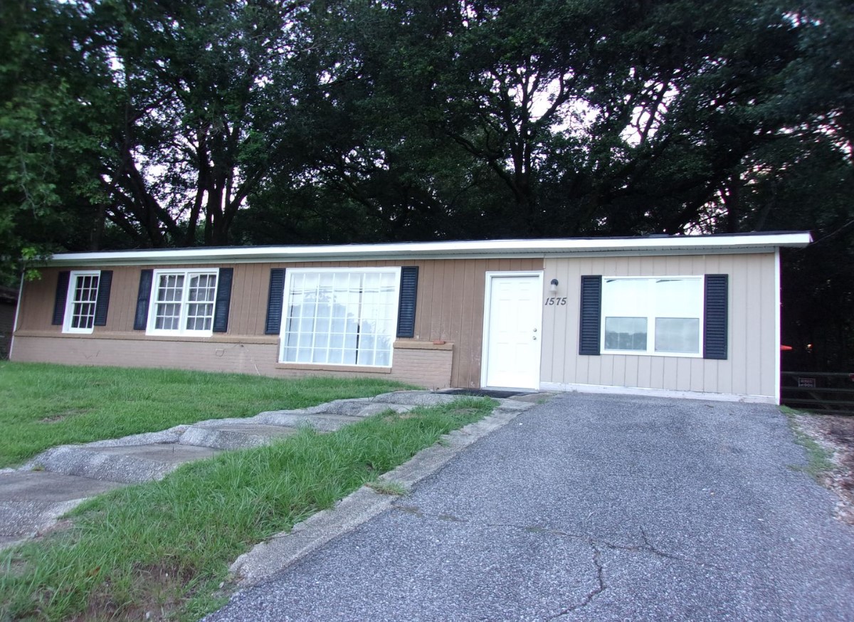 1575 Cody Road North